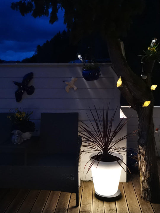 Assisi blomsterpotte stor med LED-lys-Utebelysning Hagebelysning-Konstsmide-Hvit-7454-000-Lightup.no