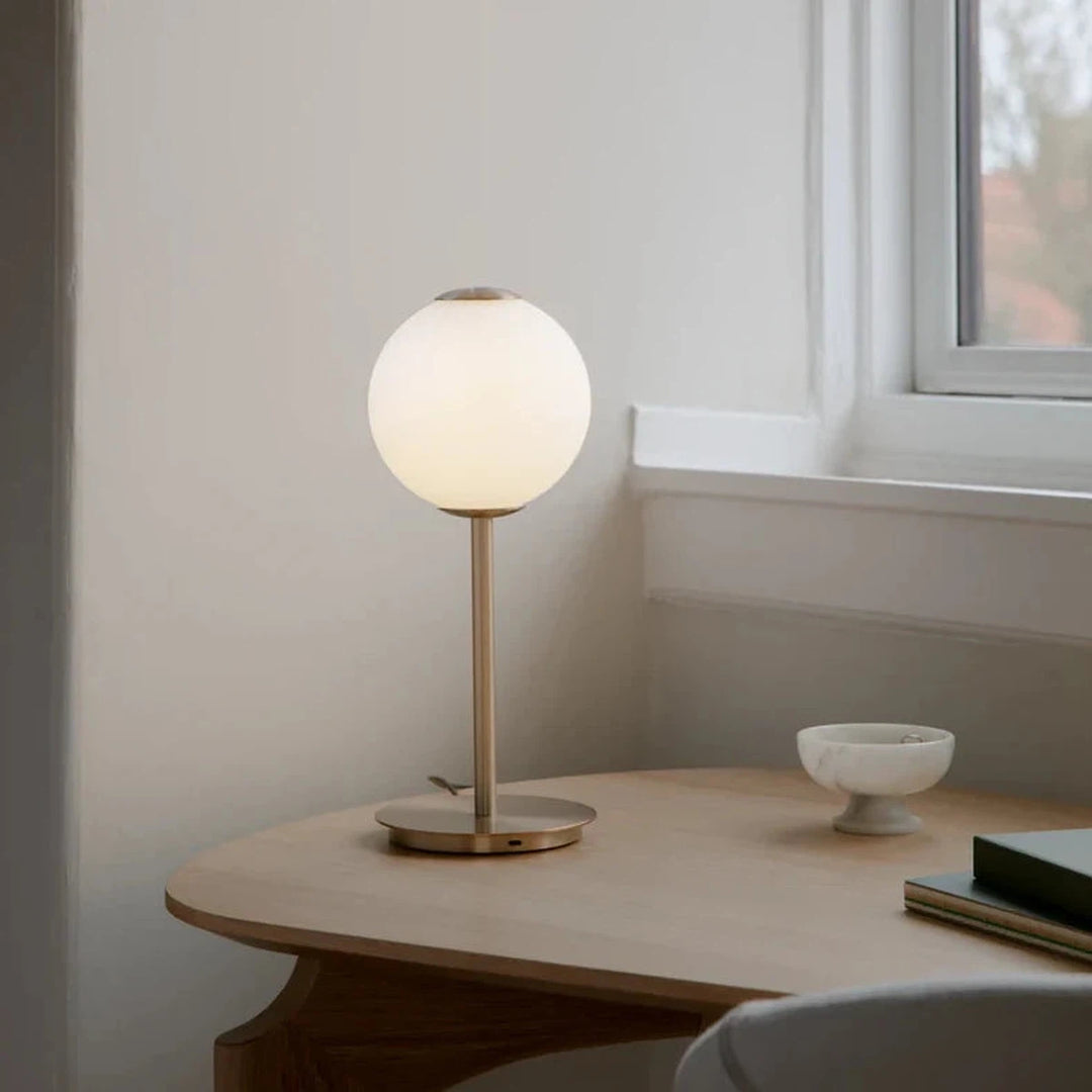 Audrey bordlampe med USB-C-Bordlamper-Umage-Messing/opal-2258-Lightup.no