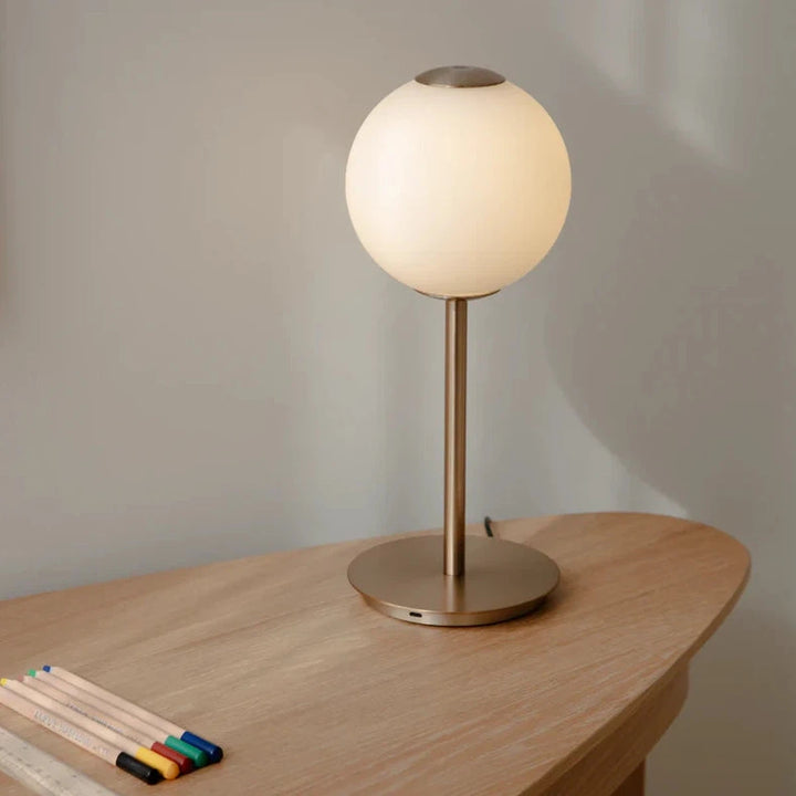Audrey bordlampe med USB-C-Bordlamper-Umage-Messing/opal-2258-Lightup.no