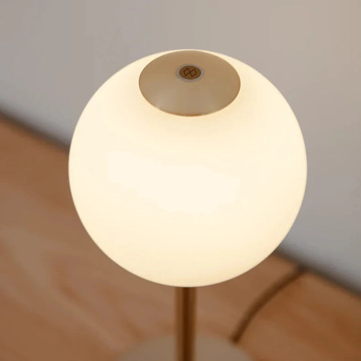 Audrey bordlampe med USB-C-Bordlamper-Umage-Messing/opal-2258-Lightup.no