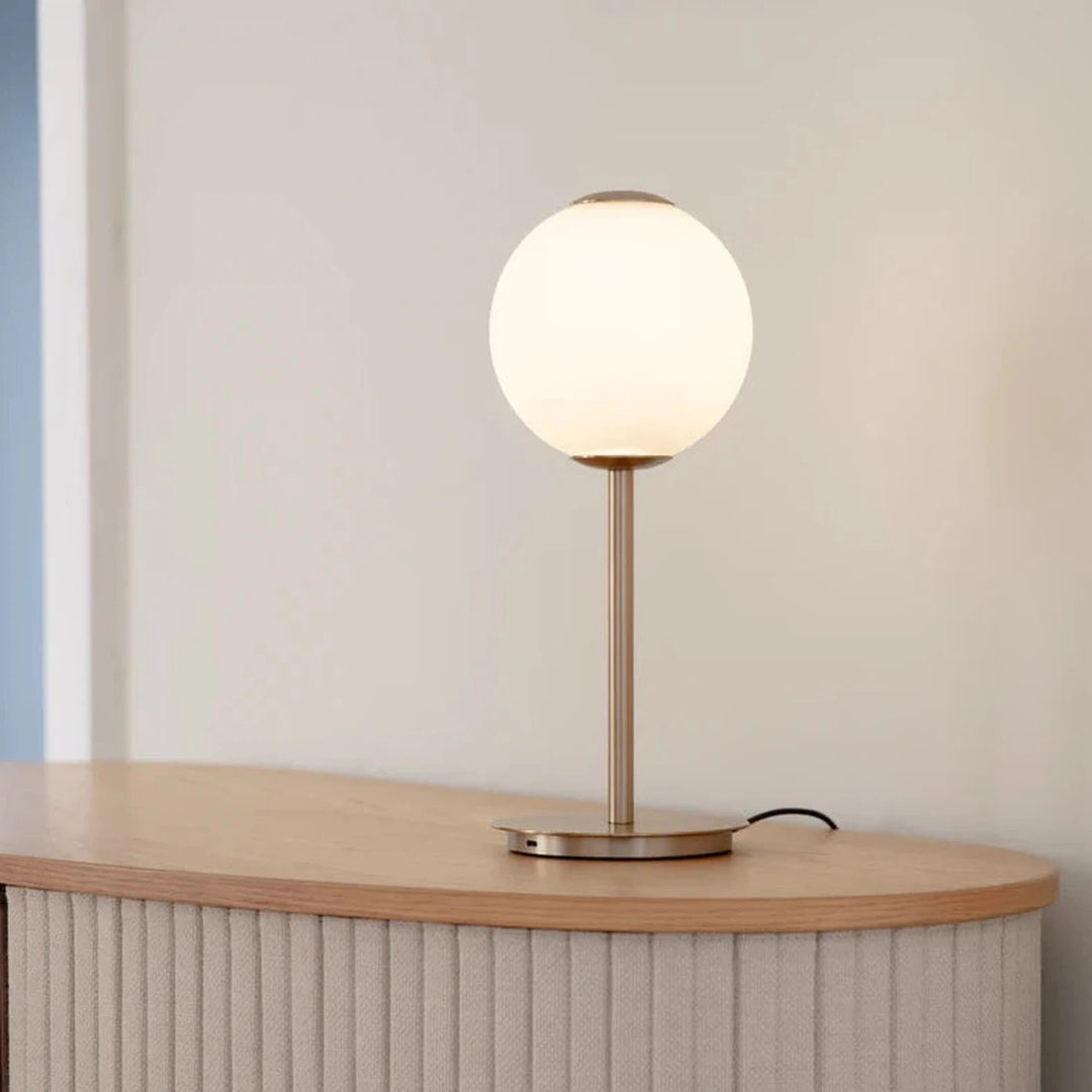 Audrey bordlampe med USB-C-Bordlamper-Umage-Messing/opal-2258-Lightup.no