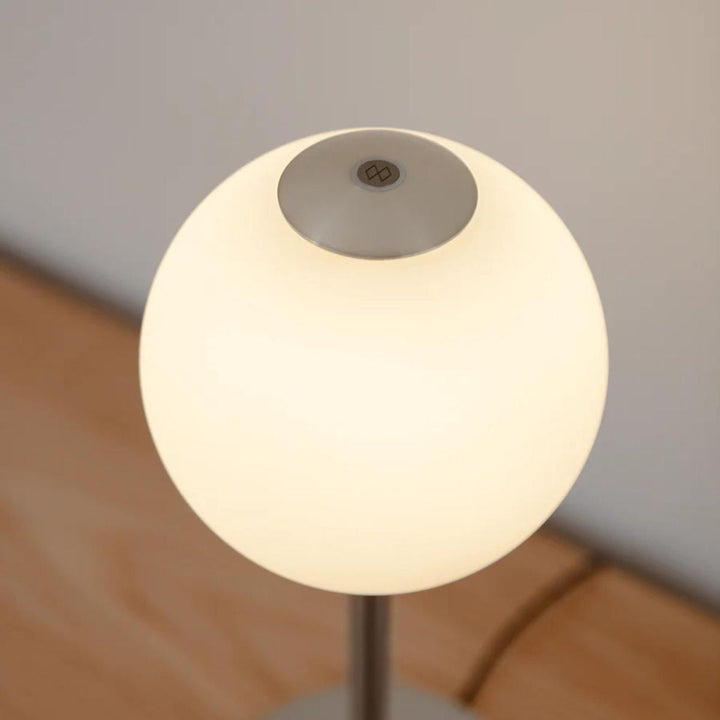 Audrey bordlampe med USB-C-Bordlamper-Umage-Messing/opal-2258-Lightup.no