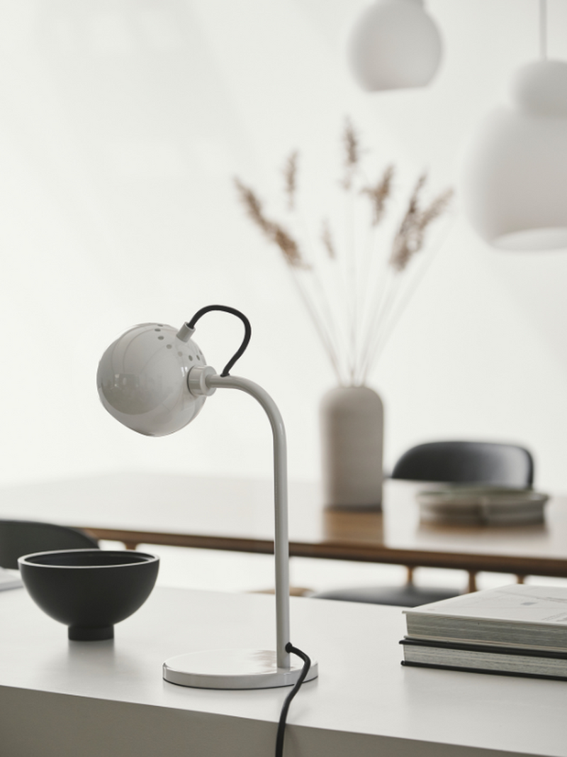 Ball bordlampe-Bordlamper-Frandsen-Glossy beige-123417-Lightup.no
