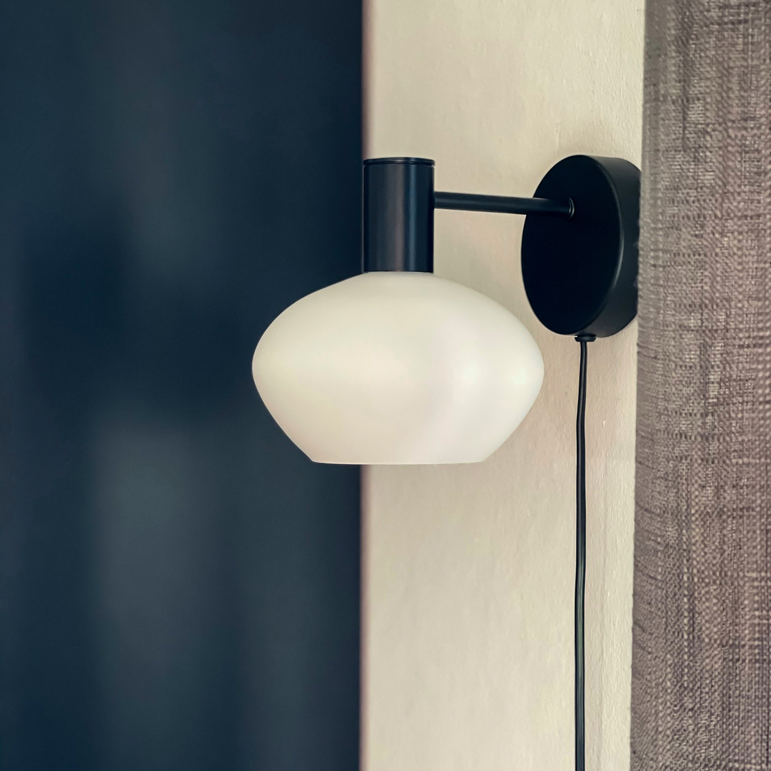 Bell vegglampe-Vegglamper-Aneta Lighting-Svart / Opal-10100-15-01-Lightup.no