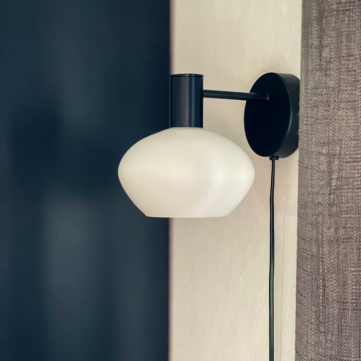 Bell vegglampe-Vegglamper-Aneta Lighting-Svart / Opal-10100-15-01-Lightup.no