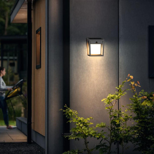 Blaise vegglampe utendørs IP44 1,5W 3000 Kelvin m/sensor - Solcelle-Utebelysning vegg klassisk-Philips-Antrasitt-929004631501-Lightup.no