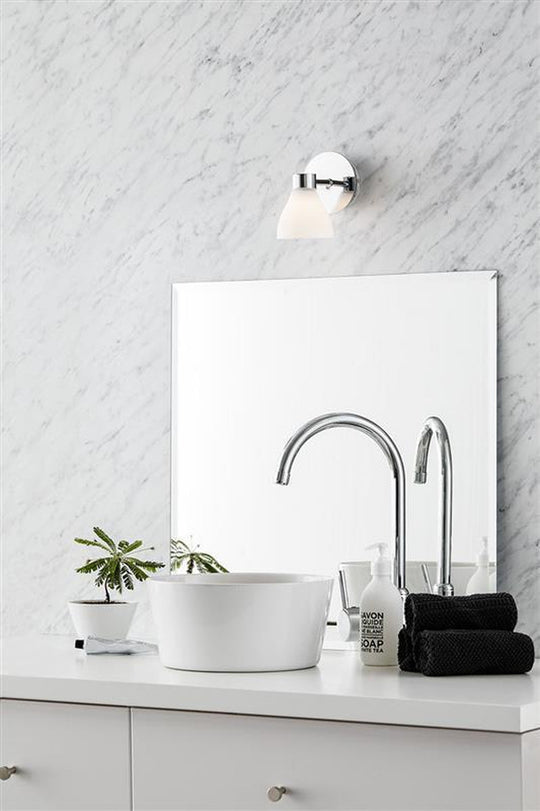 Cassis vegglampe IP44 - Krom/opalhvit - Krom / Opal-Baderomsbelysning vegglamper-Marksløjd-Krom / Opal-Mrk-106367-Lightup.no