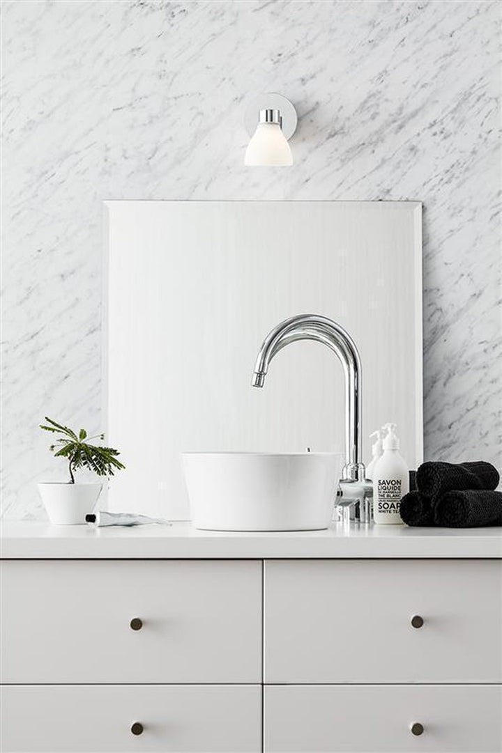 Cassis vegglampe IP44 - Krom/opalhvit - Krom / Opal-Baderomsbelysning vegglamper-Marksløjd-Krom / Opal-Mrk-106367-Lightup.no