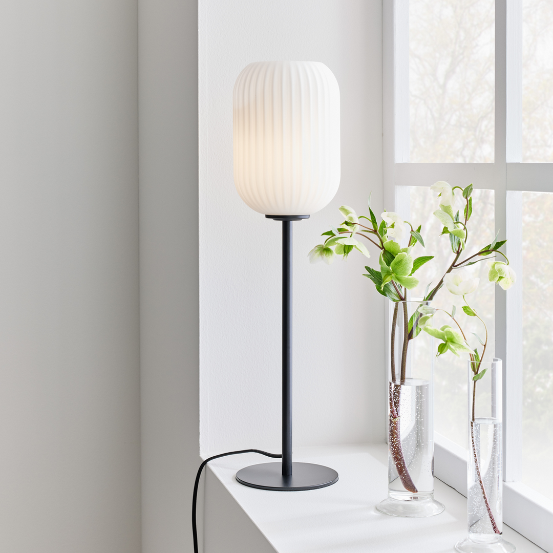 Cava bordlampe - Opalhvit/Svart - Svart / Opal-Bordlamper-Marksløjd-Svart / Opal-Mrk-108252-Lightup.no
