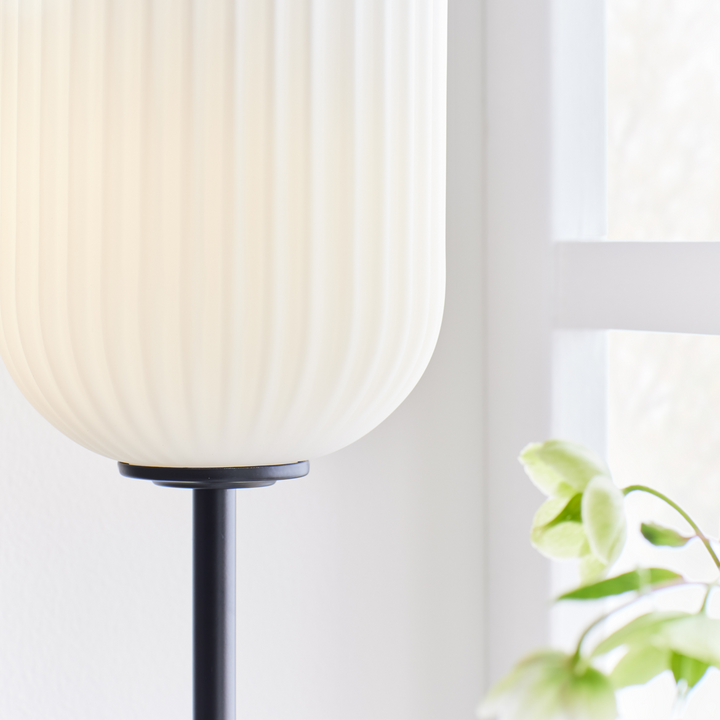 Cava bordlampe - Opalhvit/Svart - Svart / Opal-Bordlamper-Marksløjd-Svart / Opal-Mrk-108252-Lightup.no