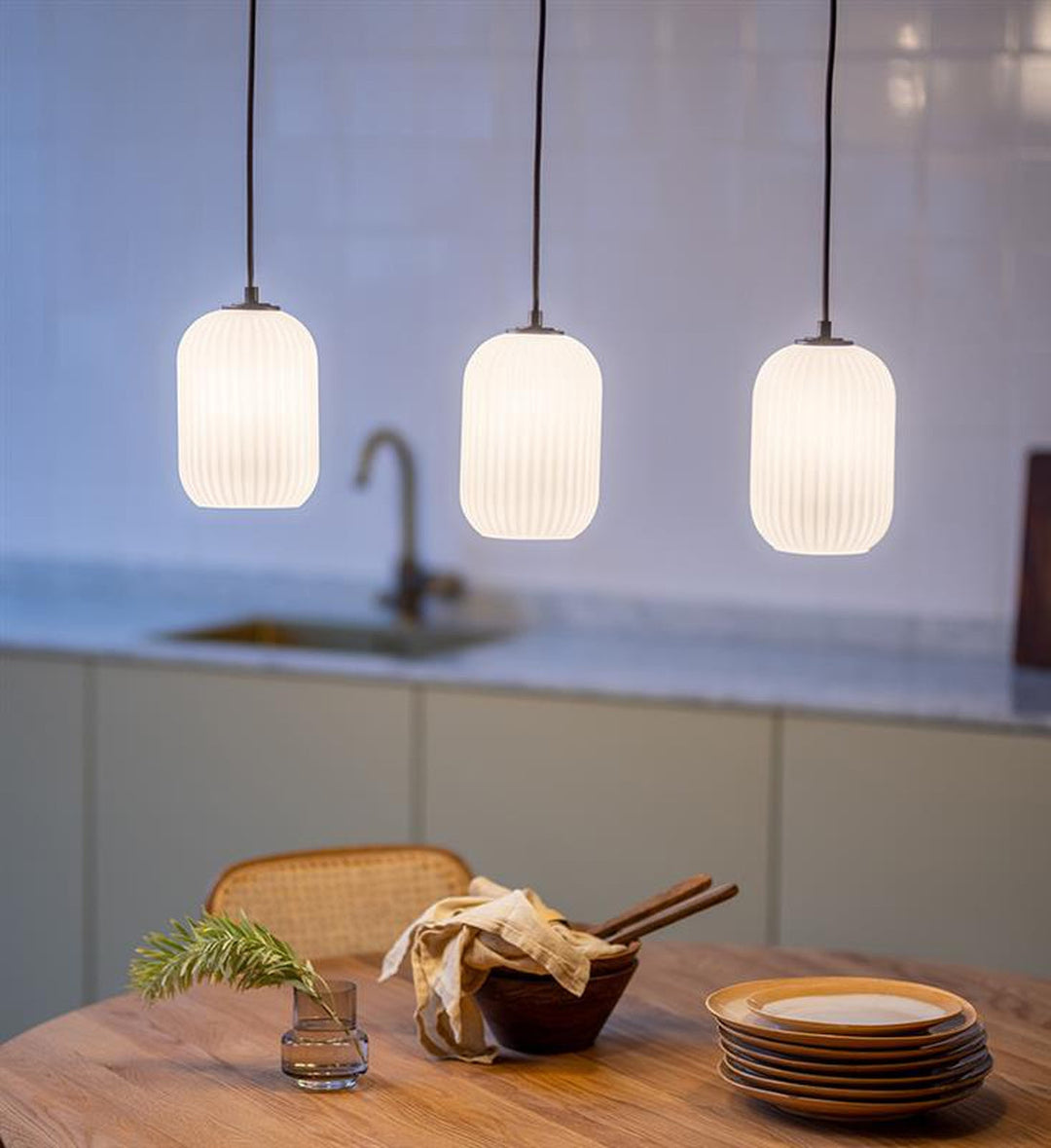 Cava takpendel 3-lys - Svart/Opal hvit - Svart / Opal-Takpendler-Marksløjd-Svart / Opal-Mrk-108563-Lightup.no