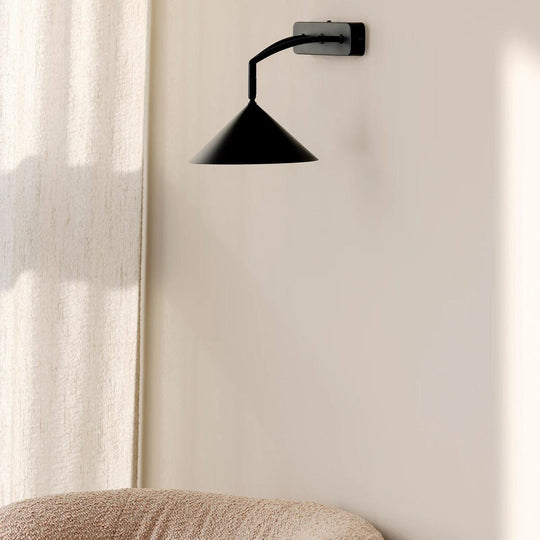 Curve vegglampe-Vegglamper-Globen Lighting-Svart-432011-Lightup.no