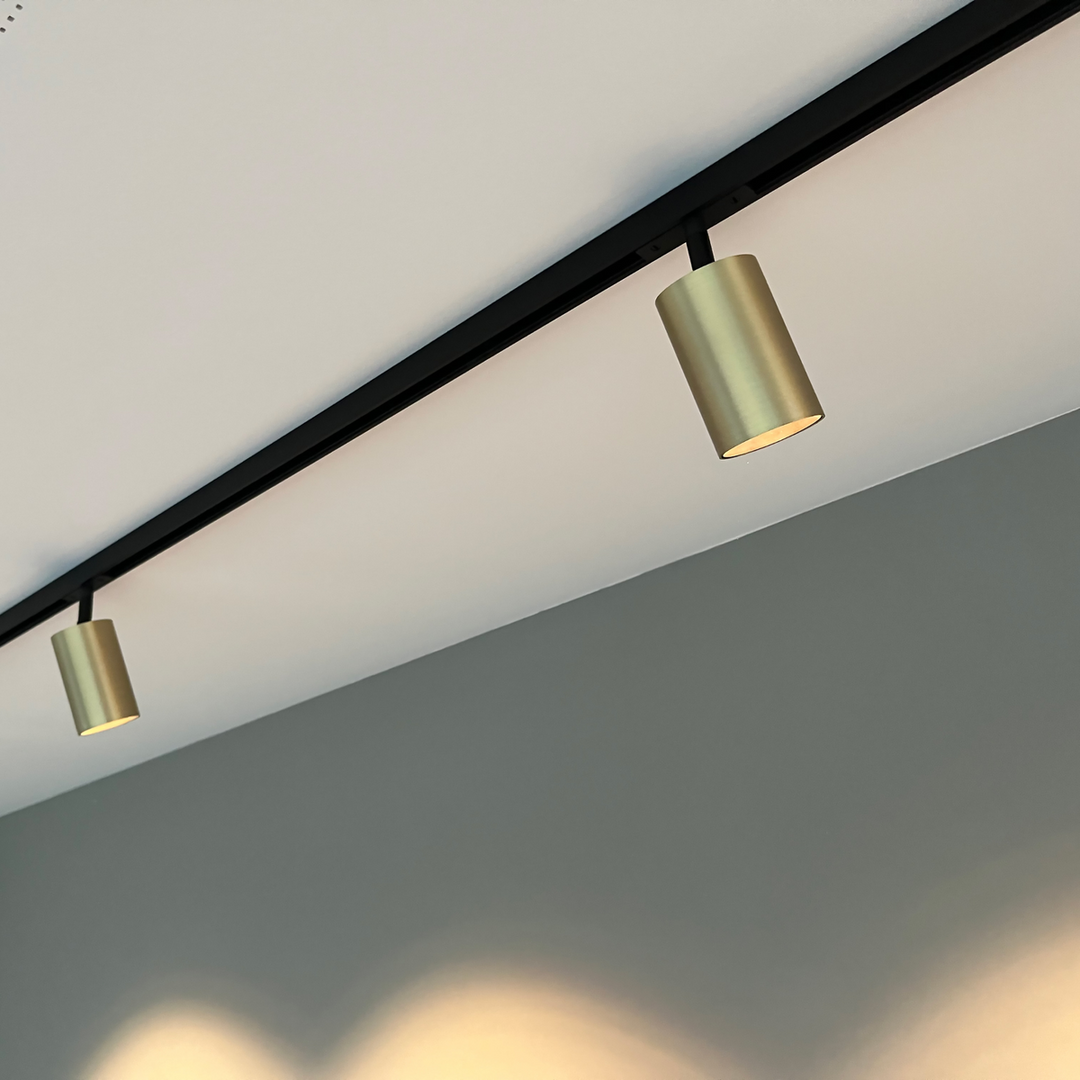 Designline Tube Pro komplett 1.9 meter spotskinne med 4 spotter GU10 - Svart/Messing-Spotskinner 230V-Antidark-Svart / Messing-3-311-20-2+4-311-01-2+2-312-01-4-Lightup.no
