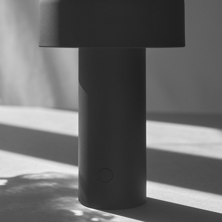 Flos Bellhop oppladbar bordlampe-Bordlamper-Flos-Svart-Fls__F1060031-Lightup.no