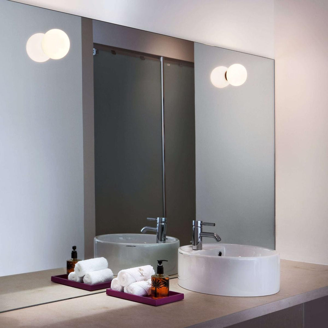 Flos Mini Glo-Ball C/W for speilmontering-Baderomsbelysning vegglamper-Flos-Opal-Fls__F4190009-Lightup.no