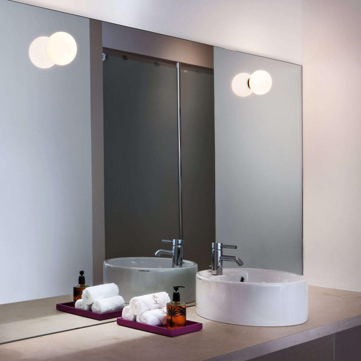 Flos Mini Glo-Ball C/W for speilmontering-Baderomsbelysning vegglamper-Flos-Opal-Fls__F4190009-Lightup.no