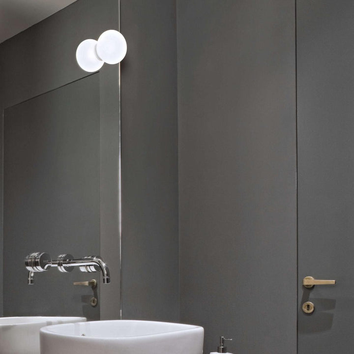 Flos Mini Glo-Ball C/W for speilmontering-Baderomsbelysning vegglamper-Flos-Opal-Fls__F4190009-Lightup.no