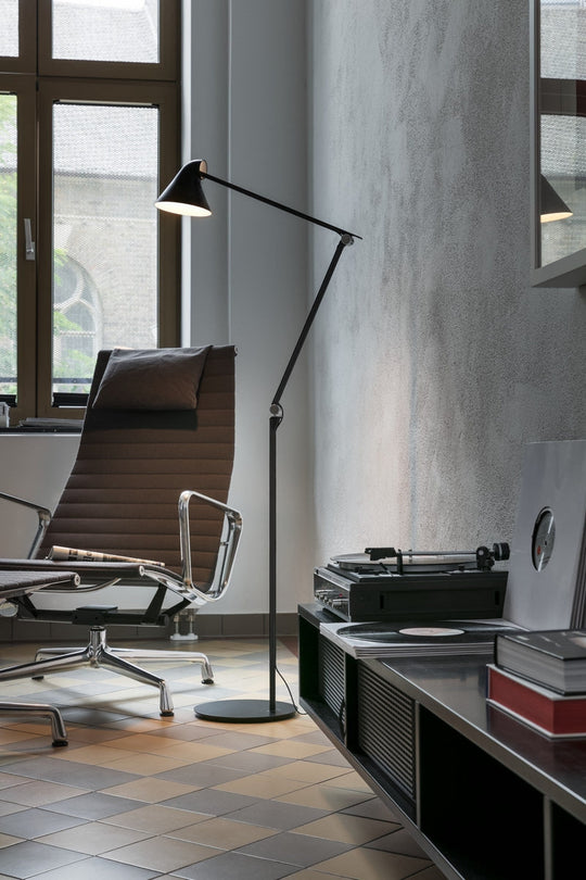Louis Poulsen NJP gulvlampe-Gulvlamper-Louis Poulsen-Svart-LP__5744165138-Lightup.no