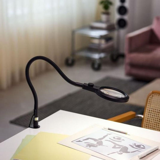 Magni klips bordlampe med forstørrelsesglass-Gulvlamper-Halo Designs-Svart-5705639747719-Lightup.no