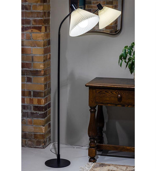 Mira gulvlampe 145 cm - Svart/Offwhite - Svart / Hvit-Gulvlamper-Marksløjd-Svart / Hvit-Mrk-108568-Lightup.no