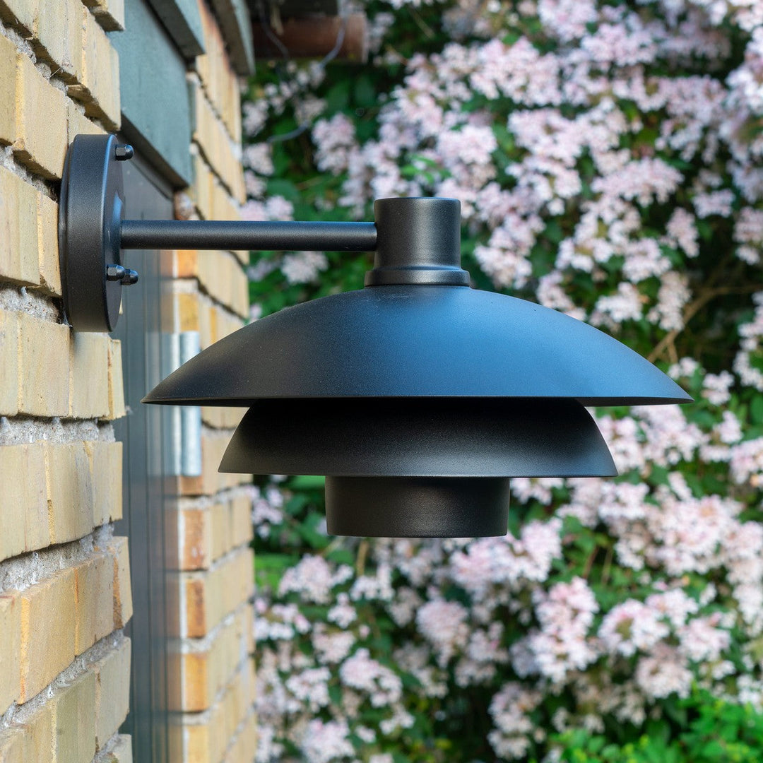 Morph D30 utendørs vegglampe IP44 - Svart-Utebelysning vegg klassisk-Dyberg Larsen-Svart-DL-8232-Lightup.no