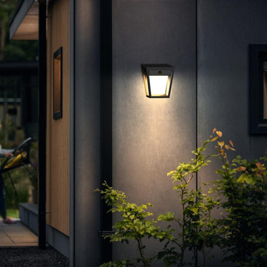 Nissa vegglampe utendørs IP44 1,8W 3000 Kelvin m/sensor - Solcelle-Utebelysning vegg klassisk-Philips-Svart-929004631701-Lightup.no