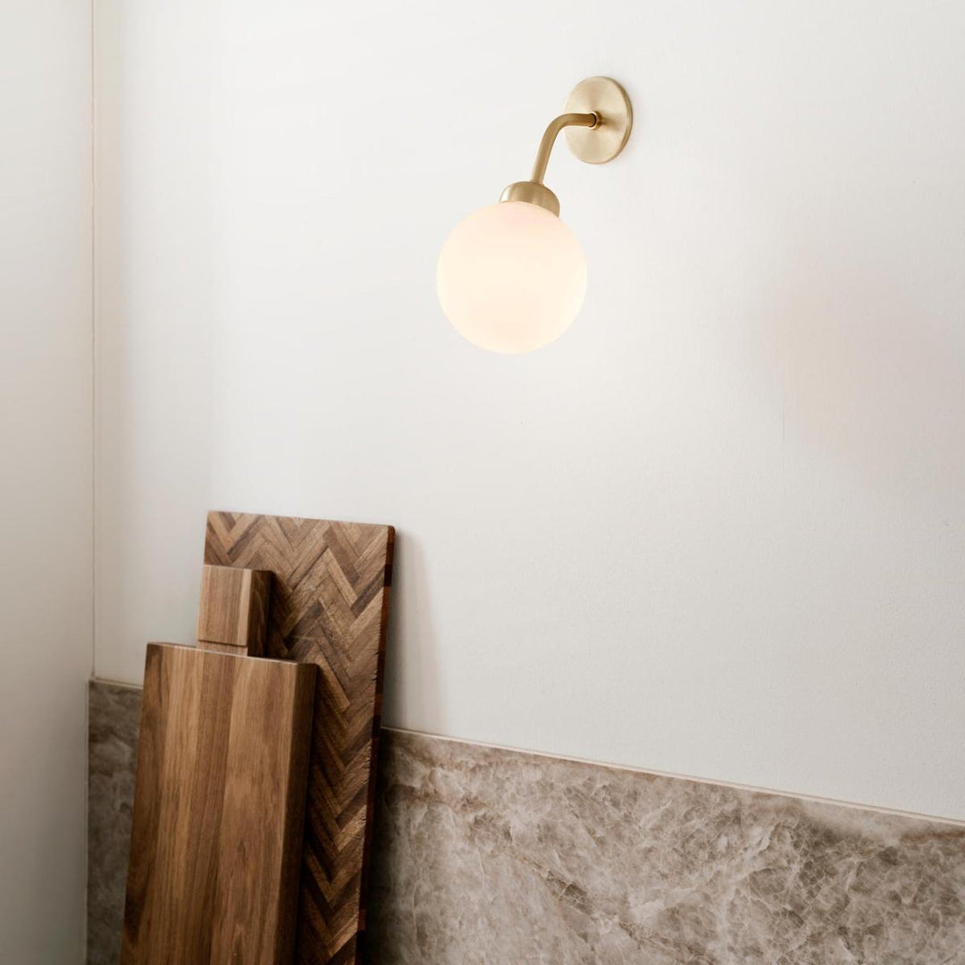 Nuura Apiales vegglampe - direkte montering - messing/Opal-Vegglamper-Nuura-Messing / Opal-Nua__2055003-Lightup.no