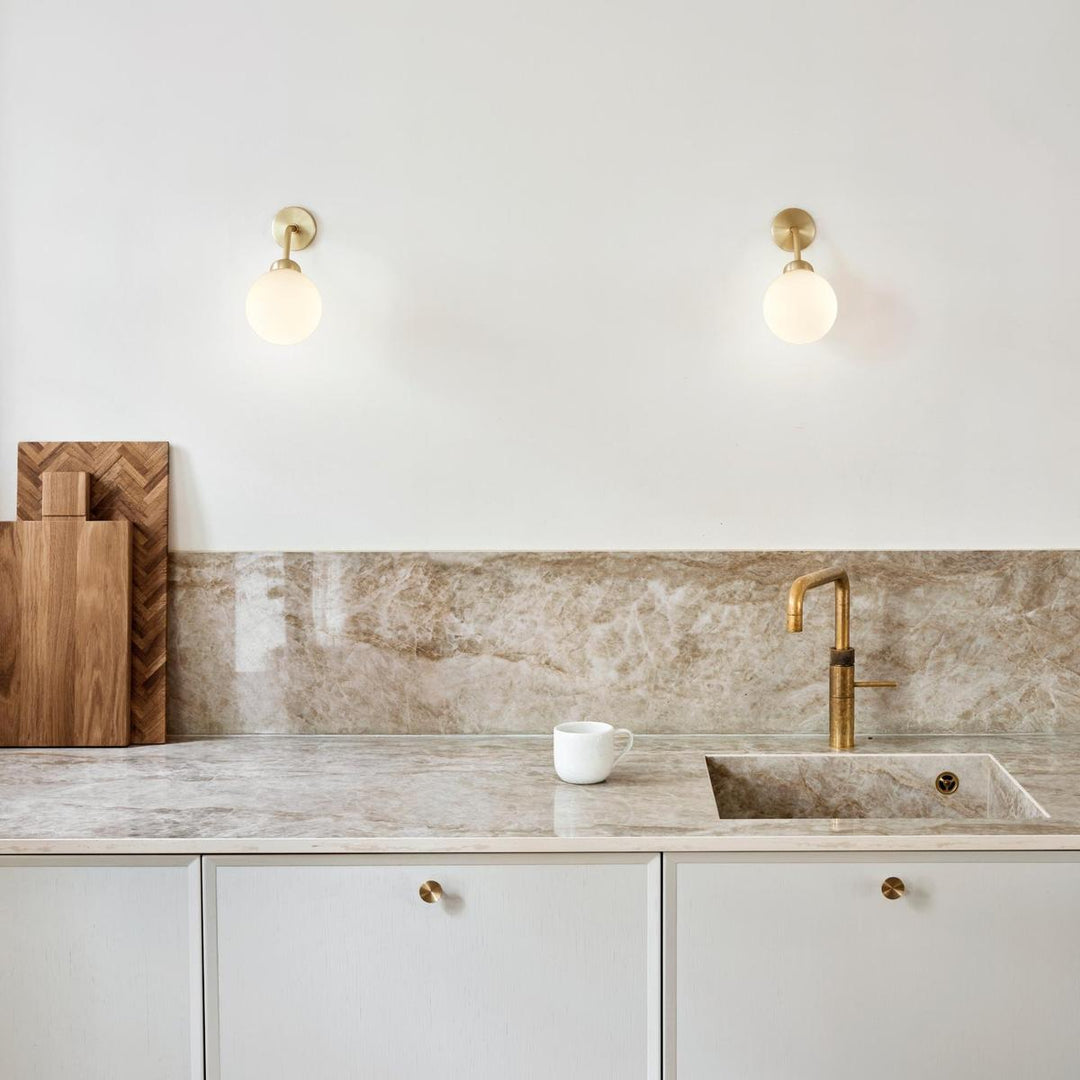 Nuura Apiales vegglampe - direkte montering - messing/Opal-Vegglamper-Nuura-Messing / Opal-Nua__2055003-Lightup.no