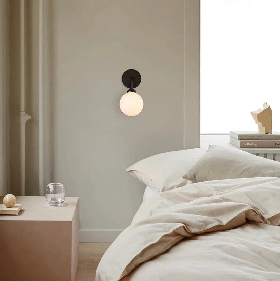 Nuura Apiales vegglampe - svart/Opal-Vegglamper-Nuura-Svart / Opal-Nua__2055002-Lightup.no