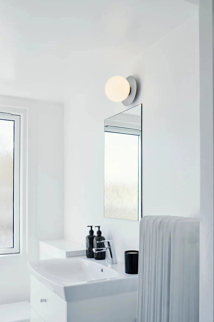 Nuura Liila 1 vegglampe/taklampe - medium - light silver / opal-Vegglamper-Nuura-Krom / Opal-Nua__2046004-Lightup.no