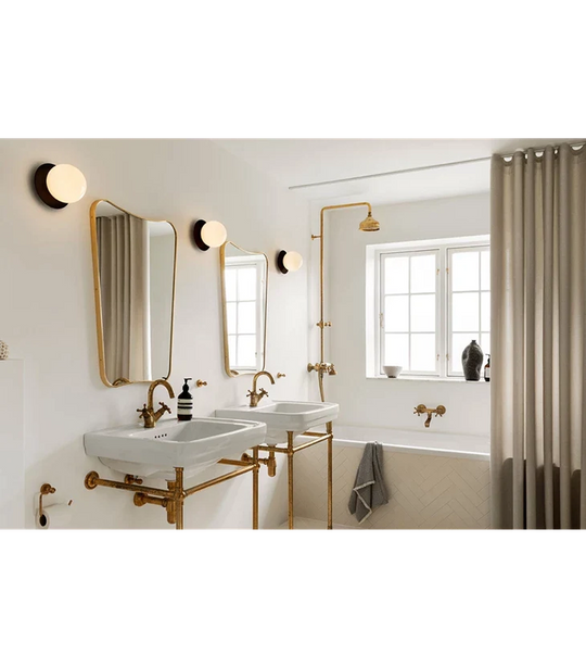 Nuura Liila 1 vegglampe/taklampe - medium - svart / opal glass-Vegglamper-Nuura-Svart / Opal-Nua__2046028-Lightup.no