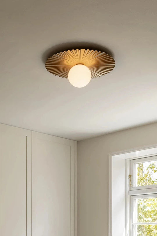 Nuura Liila Muuse vegglampe/taklampe - medium - Messing / opal-Vegglamper-Nuura-Messing / Opal-Nua__2046069-Lightup.no