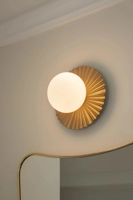 Nuura Liila Muuse vegglampe/taklampe - small - nordic gold / opal-Vegglamper-Nuura-Messing / Opal-Nua__2046067-Lightup.no