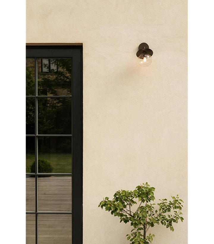 Nuura Liila utendørslampe - bronse/optikk-Utebelysning vegg klassisk-Nuura-Bronse-Nua__2045002-Lightup.no