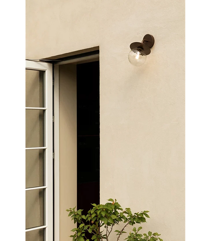 Nuura Liila utendørslampe - bronse/optikk-Utebelysning vegg klassisk-Nuura-Bronse-Nua__2045002-Lightup.no
