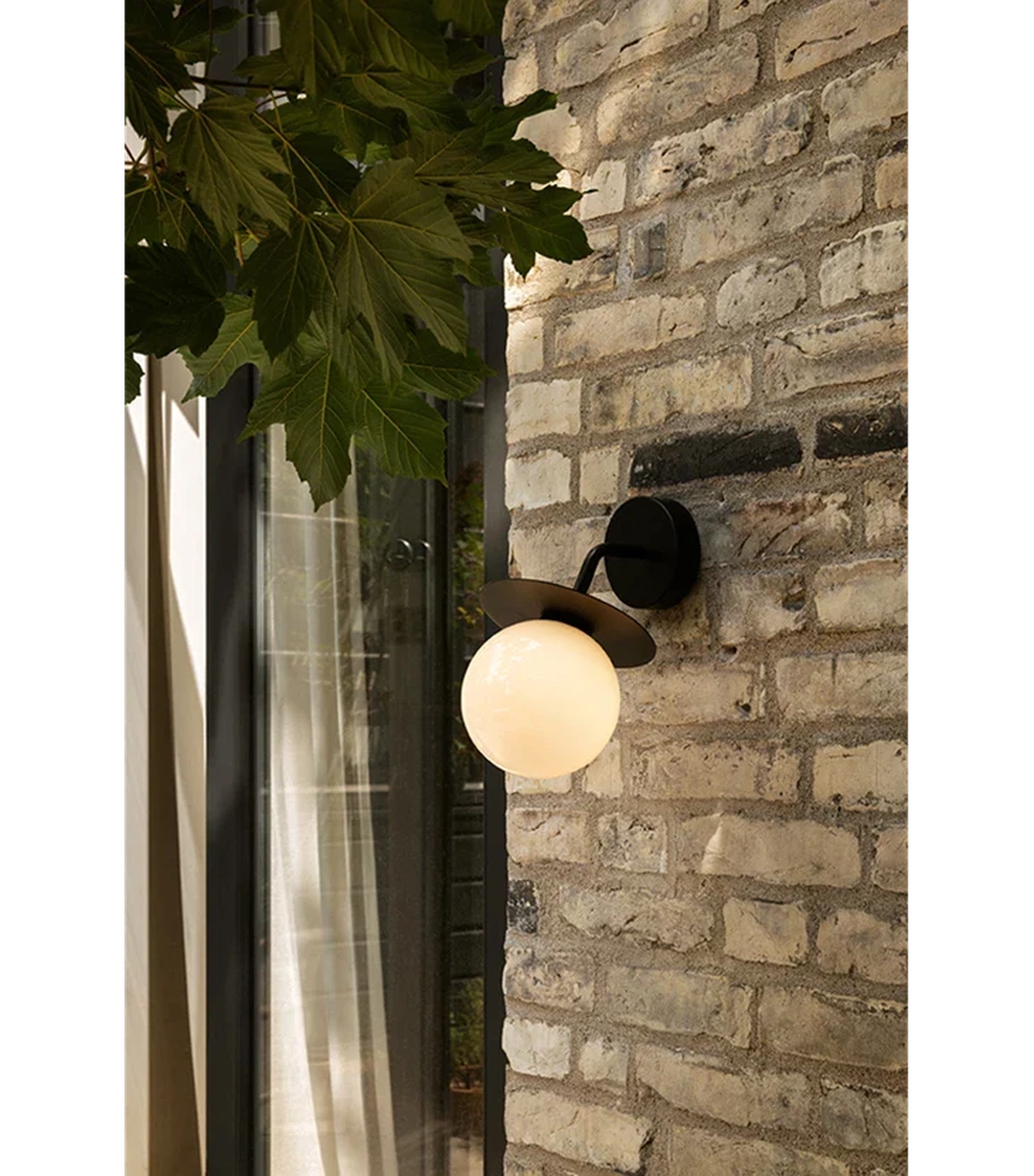 Nuura Liila utendørslampe - svart/opal-Utebelysning vegg klassisk-Nuura-Svart / Opal-Nua__2045003-Lightup.no