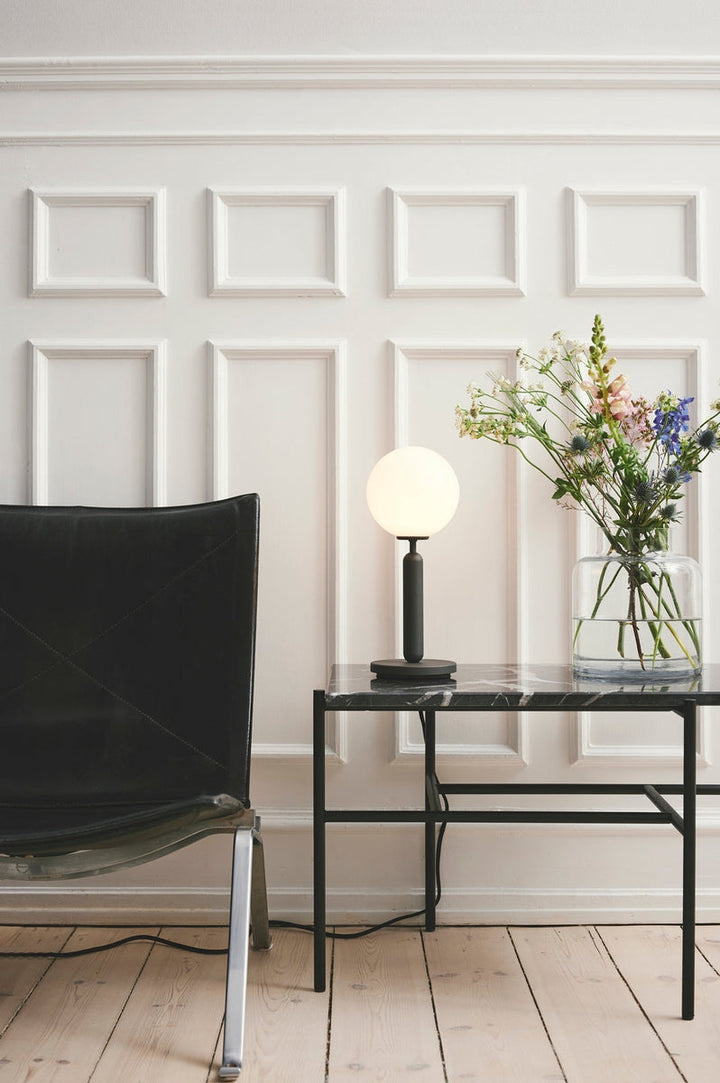 Nuura Miira bordlampe svart / opal-Bordlamper-Nuura-Svart / Opal-Nua__2038002-Lightup.no