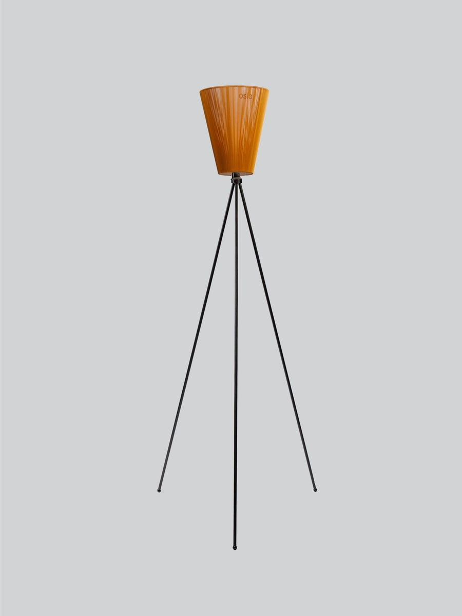 Oslo Wood gulvlampe svart med skjerm-Gulvlamper-Northern-Karamell-NOn__186+166-Lightup.no