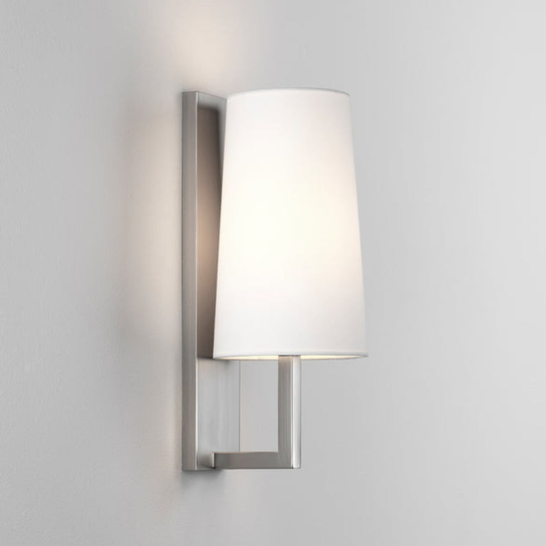 Riva 350 vegglampe IP44 med skjerm-Baderomsbelysning vegglamper-Astro Lighting-Nikkel / Hvit-Asg__1214004+5018004-Lightup.no