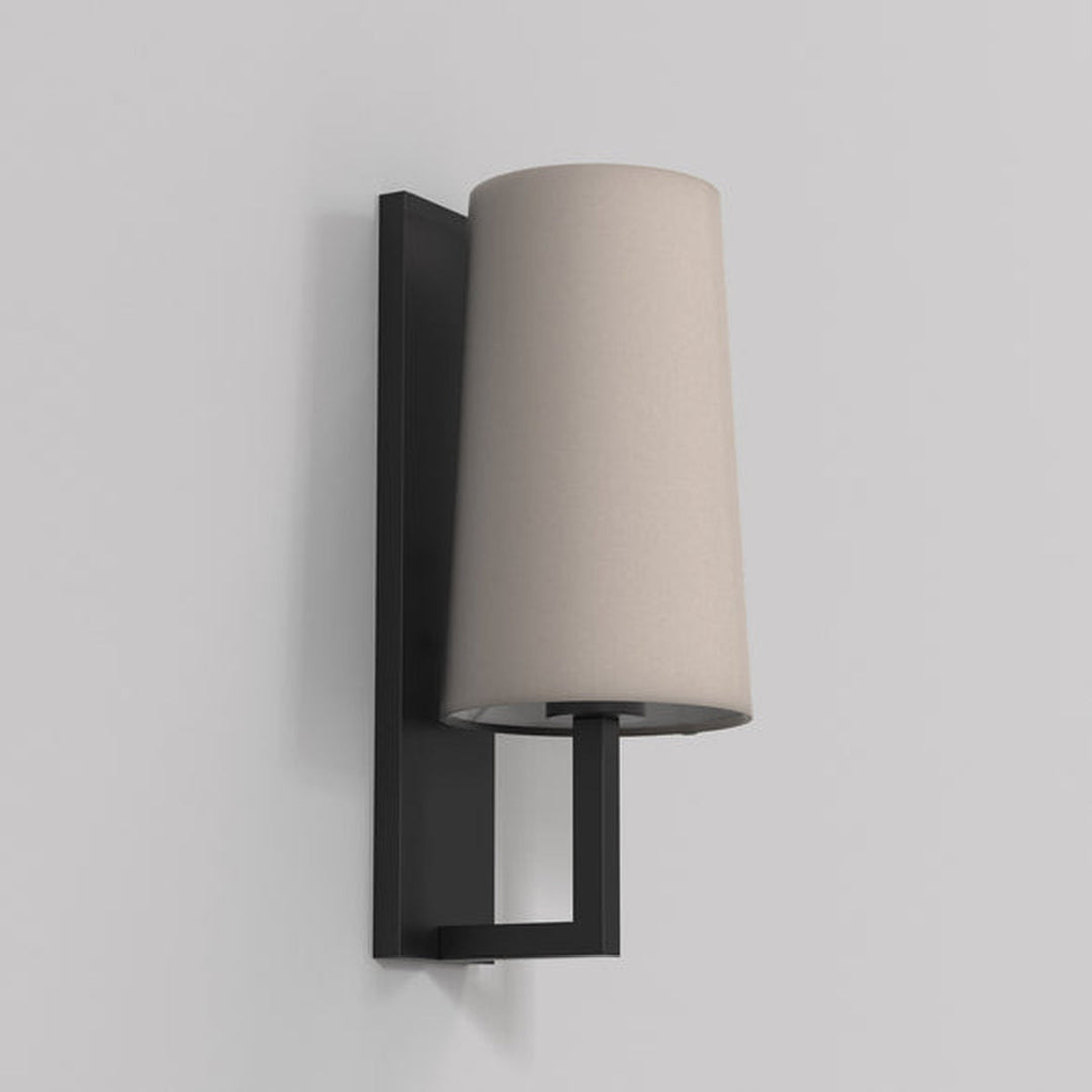Riva 350 vegglampe IP44 med skjerm-Baderomsbelysning vegglamper-Astro Lighting-Svart / Putty-Asg__1214015+5018014-Lightup.no