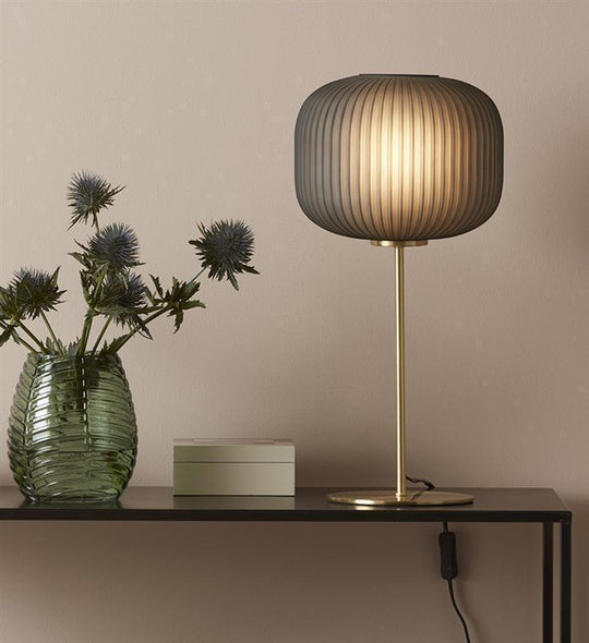 Sober bordlampe røykfarge/messing - Messing / Røyk-Bordlamper-Marksløjd-Messing / Røyk-Mrk-107820-Lightup.no