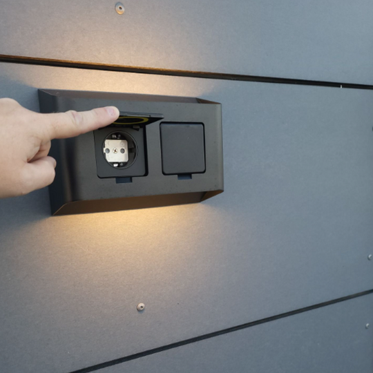 Søgne vegglampe utendørs opp/ned lys IP44 10W m/dobbel stikkontakt - Dimbar-Utebelysning vegg opp og ned-Aneta Lighting-Svart-AP-3102560-Lightup.no