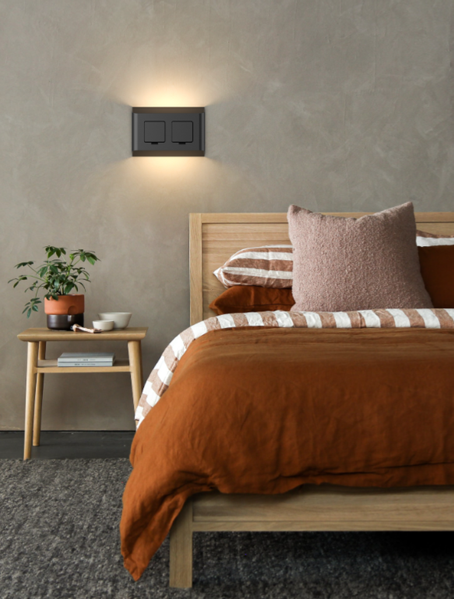 Søgne vegglampe utendørs opp/ned lys IP44 10W m/dobbel stikkontakt - Dimbar-Utebelysning vegg opp og ned-Aneta Lighting-Svart-AP-3102560-Lightup.no