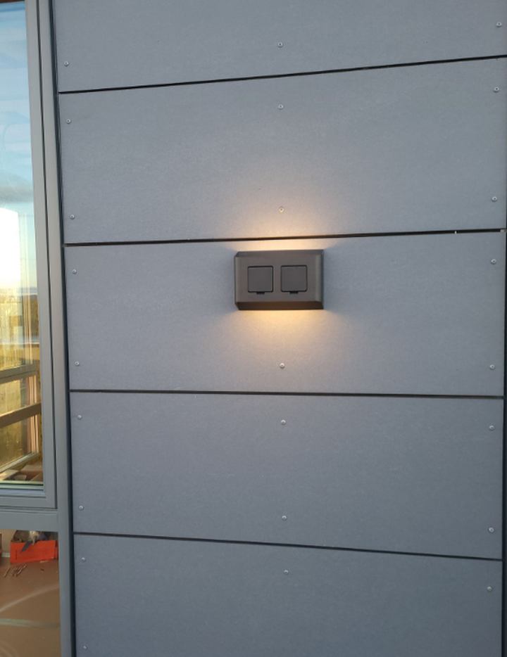 Søgne vegglampe utendørs opp/ned lys IP44 10W m/dobbel stikkontakt - Dimbar-Utebelysning vegg opp og ned-Aneta Lighting-Svart-AP-3102560-Lightup.no