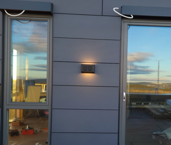 Søgne vegglampe utendørs opp/ned lys IP44 10W m/dobbel stikkontakt - Dimbar-Utebelysning vegg opp og ned-Aneta Lighting-Svart-AP-3102560-Lightup.no