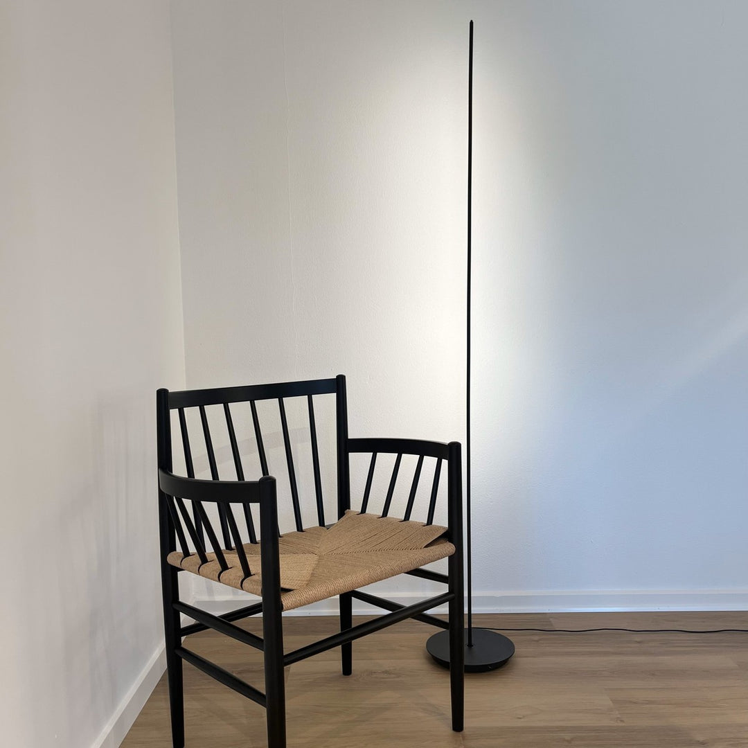 String gulvlampe 17W 3000 Kelvin-Gulvlamper-Antidark-Svart-2-361-01-2-Lightup.no