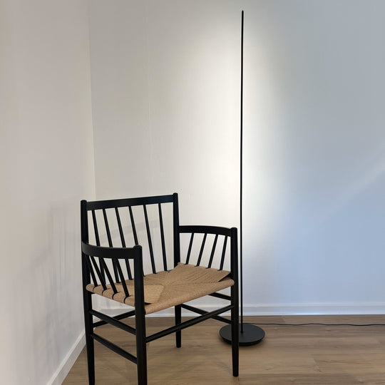 String gulvlampe 17W 3000 Kelvin-Gulvlamper-Antidark-Svart-2-361-01-2-Lightup.no