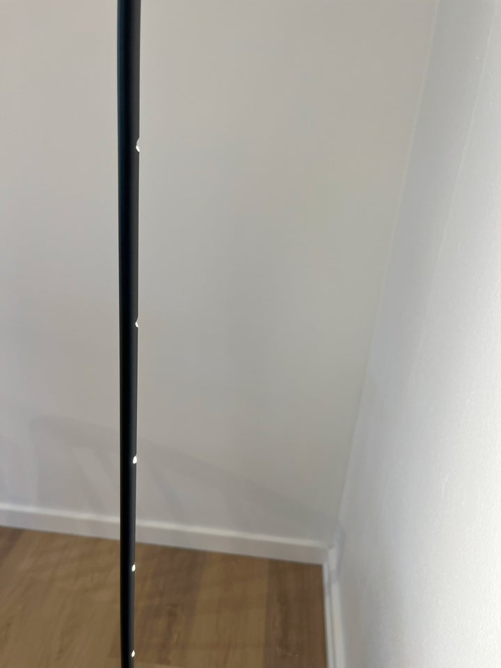 String gulvlampe 17W 3000 Kelvin-Gulvlamper-Antidark-Svart-2-361-01-2-Lightup.no