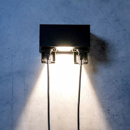 Talos vegglampe utendørs IP54 8W m/dobbel stikkontakt-Utebelysning vegg opp og ned-Norlux-Svart-102070-100-2-p-Lightup.no