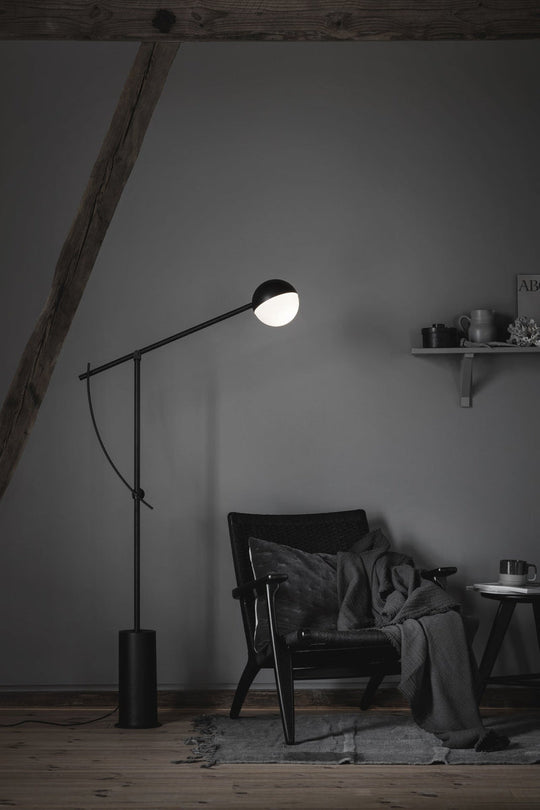 Balancer Gulvlampe-Gulvlamper-Northern-Svart-NOn__665-Lightup.no